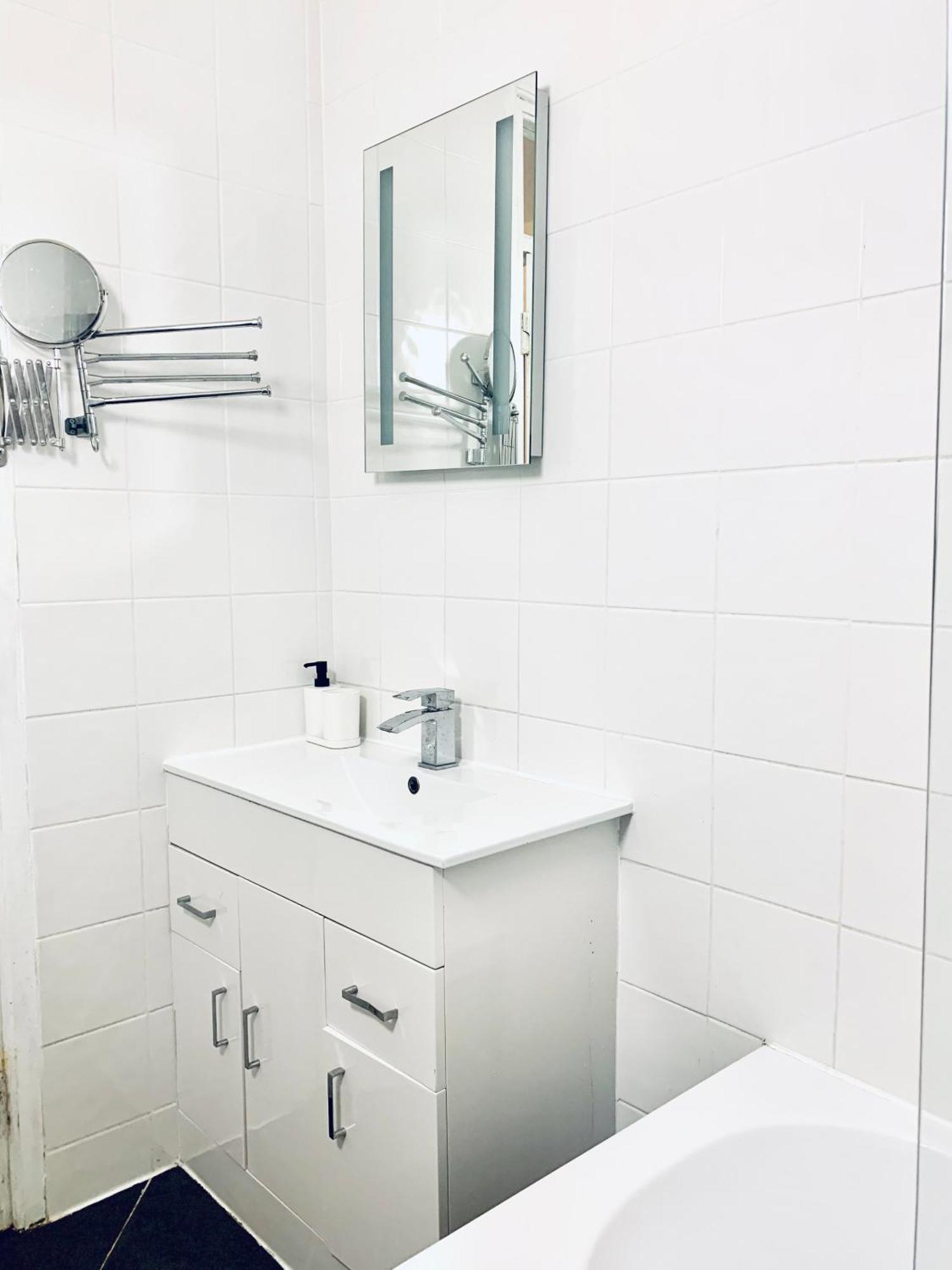 Cosy 2 Bedroom Apartment In Swiss Cottage. لندن المظهر الخارجي الصورة